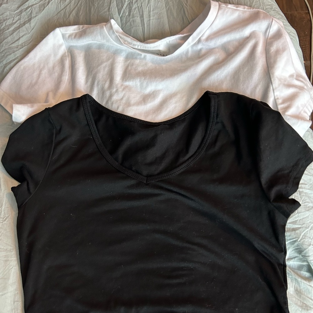 BUNDLE OF 2 CROP TOPS🖤